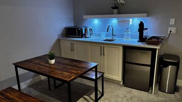 Réfrigérateur, micro-ondes, cafetière/bouilloire, bouilloire électrique