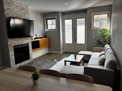 Raccoon - Private Unit near Downtown and the vibrant 17th Avenue