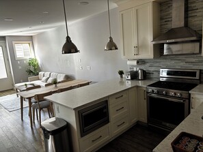 Réfrigérateur, four à micro-ondes, cafetiÚre-théiÚre