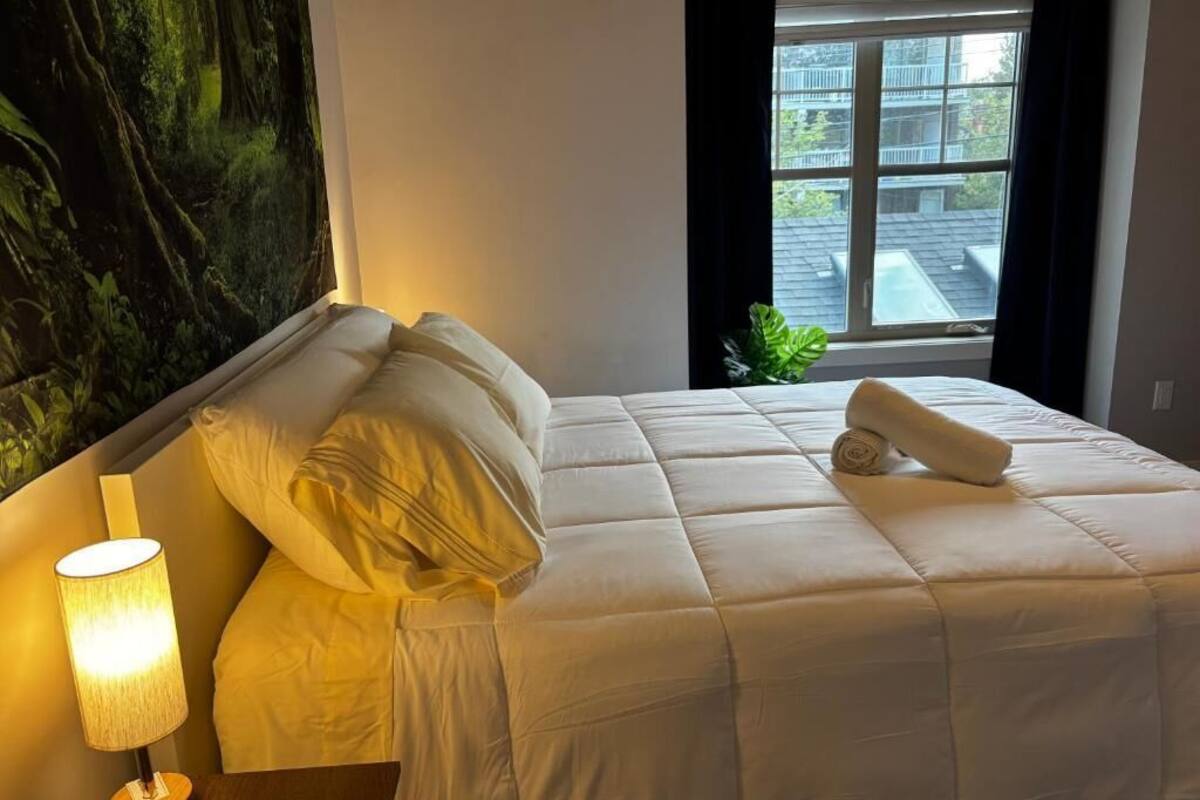 Deluxe Room, City View | 1 bedroom, desk, laptop workspace, blackout drapes