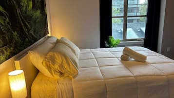 Habitación Deluxe, 1 cama de matrimonio, vistas a la ciudad | 1 dormitorio, colchones viscoelásticos, escritorio