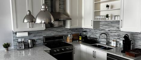 Refrigerador, microondas, cafetera y tetera y tetera eléctrica