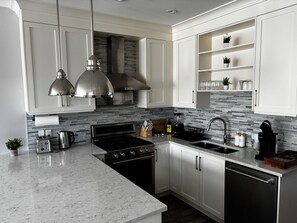 Réfrigérateur, four à micro-ondes, cafetiÚre-théiÚre