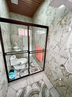 Toallas, jabón y papel higiénico