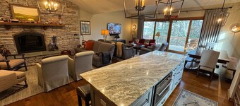 Spacious 5BR All-Season Ski-In/Ski-Out Home Modern Renovation & Smart Features