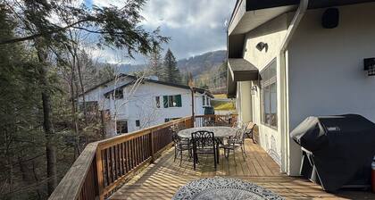 Spacious 5BR All-Season Ski-In/Ski-Out Home Modern Renovation & Smart Features