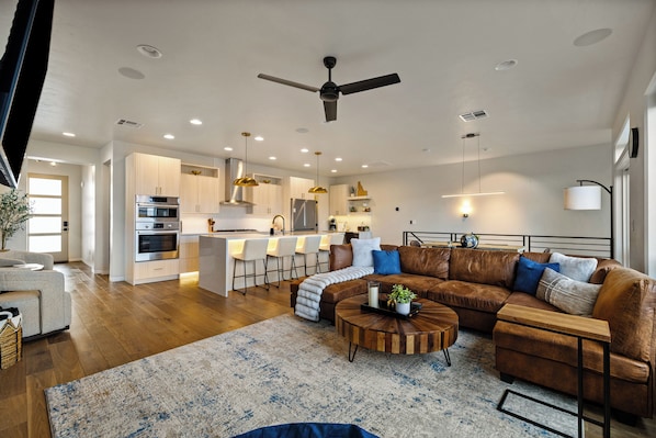 Smart TV, fireplace