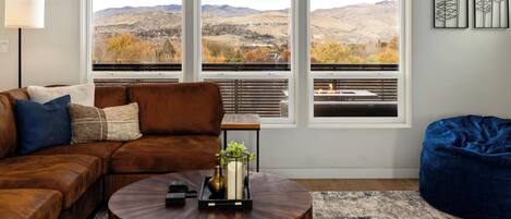 Smart TV, fireplace, table tennis, stereo