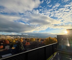 Property grounds - Private game room, fire pit, and hot tub overlooking the foothills +  just minutes from downtown Boise (Boise)