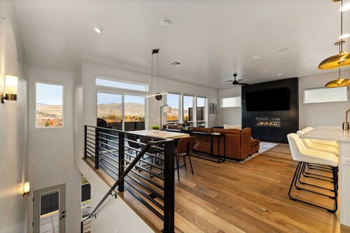 Luxury Ridge Retreat | Hot Tub•Views•FirePit•Games