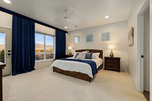 3 室のベッドルーム、デスク、アイロン / アイロン台、旅行用ベビーベッド