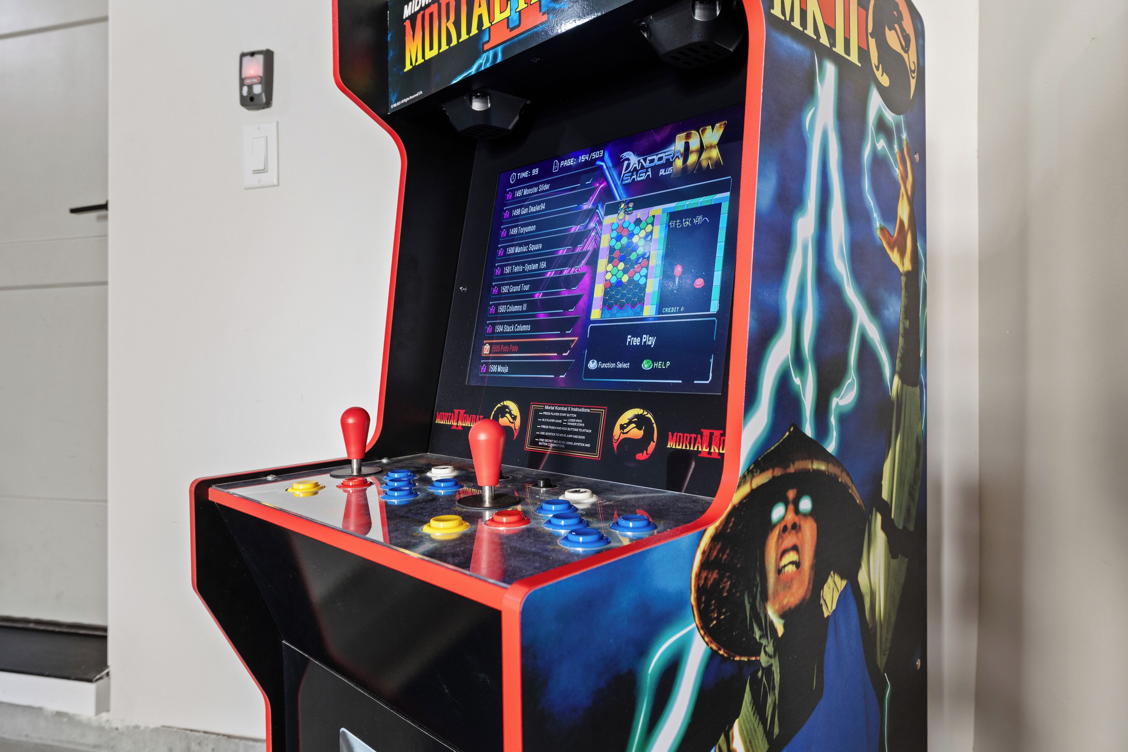 Una màquina recreativa de videojoc amb pantalla digital i controls de palanca.