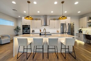 ثلاجة، ميكروويف، فرن، موقد طهي مسطح