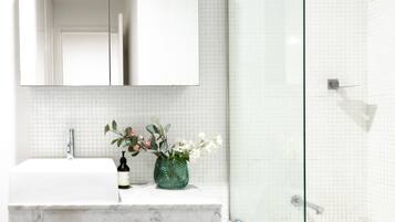 Shower, hair dryer, towels