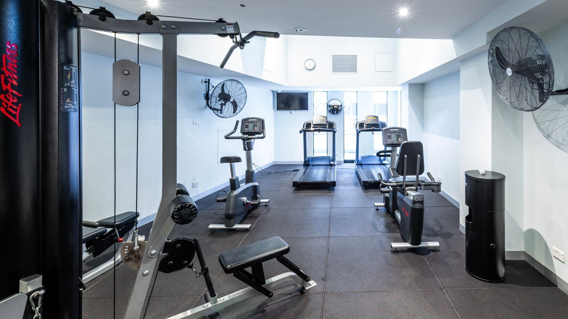 Ein Fitnessstudio mit Cardiogeräten, Krafttrainingsgeräten und Laufbändern.