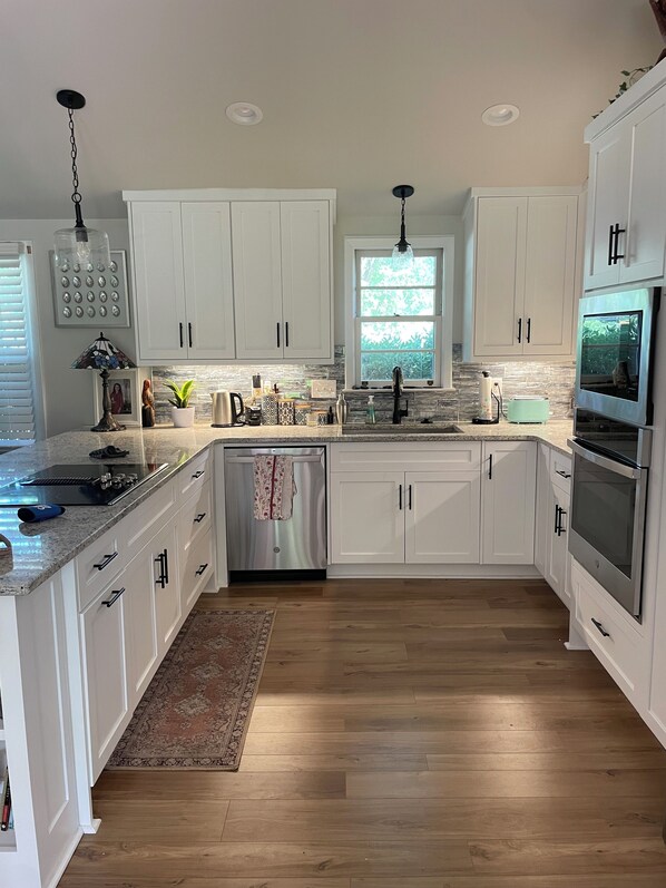 Private kitchen - Charming Masters Cottage within a short walk <1 mile to the Augusta National. (Augusta)