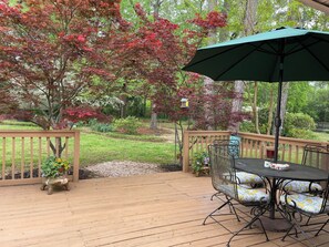 Outdoor dining - Charming Masters Cottage within a short walk <1 mile to the Augusta National. (Augusta)