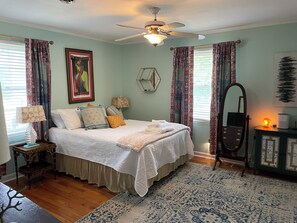 3 bedrooms, iron/ironing board, WiFi, bed sheets - Charming Masters Cottage within a short walk <1 mile to the Augusta National. (Augusta)