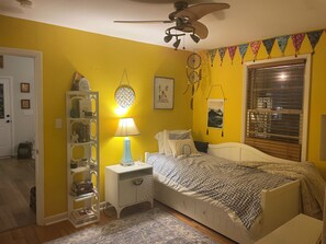 3 bedrooms, iron/ironing board, WiFi, bed sheets - Charming Masters Cottage within a short walk <1 mile to the Augusta National. (Augusta)