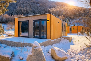 Exterior - Discover the Stanzertal Cabin at Camping Arlberg, a modern and sustainable accommodation with views of the Alps. Comfort, nature, and style come together for an unforgettable holiday, perfect for any season. (Pettneu am Arlberg)