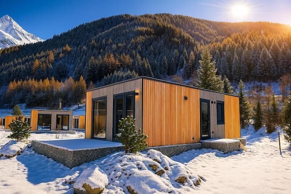 Exterior - Discover the Stanzertal Cabin at Camping Arlberg, a modern and sustainable accommodation with views of the Alps. Comfort, nature, and style come together for an unforgettable holiday, perfect for any season. (Pettneu am Arlberg)