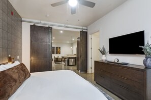 Desk, iron/ironing board, WiFi, bed sheets - Stay at the Parthenon Pad, Midtown / Downtown Nash (Nashville)