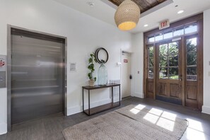 Interior - Stay at the Parthenon Pad, Midtown / Downtown Nash (Nashville)
