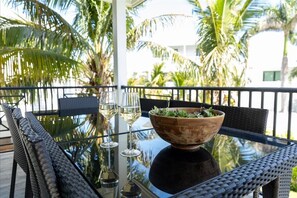 Outdoor dining - Beach! Spa, Pool, PuttPutt Games&More (Holmes Beach)