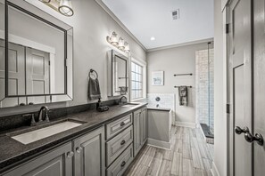 Shower, towels - Gallop and Grace Cottage | Fast Wi-Fi | King Suite | 4 Smart TVs | Soaking Tub (Rainsville)