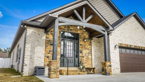 Exterior - Gallop and Grace Cottage | Fast Wi-Fi | King Suite | 4 Smart TVs | Soaking Tub (Rainsville)