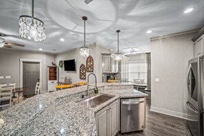 Fridge, microwave, oven, stovetop - Gallop and Grace Cottage | Fast Wi-Fi | King Suite | 4 Smart TVs | Soaking Tub (Rainsville)