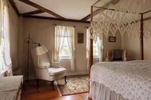 Tabla de planchar con plancha, wifi y ropa de cama 