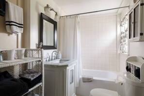 Secadora de cabello, toallas, jabón, papel de baño 