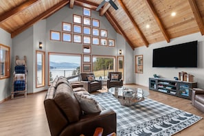 TV, books, offices - Bottle Bay View Lodge – 21-Acre Lakefront Retreat (Sagle)