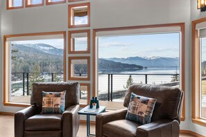 Interior - Bottle Bay View Lodge – 21-Acre Lakefront Retreat (Sagle)