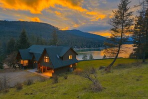 Exterior - Bottle Bay View Lodge – 21-Acre Lakefront Retreat (Sagle)