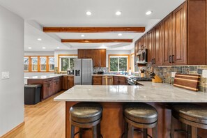 Fridge, microwave, oven, stovetop - Bottle Bay View Lodge – 21-Acre Lakefront Retreat (Sagle)