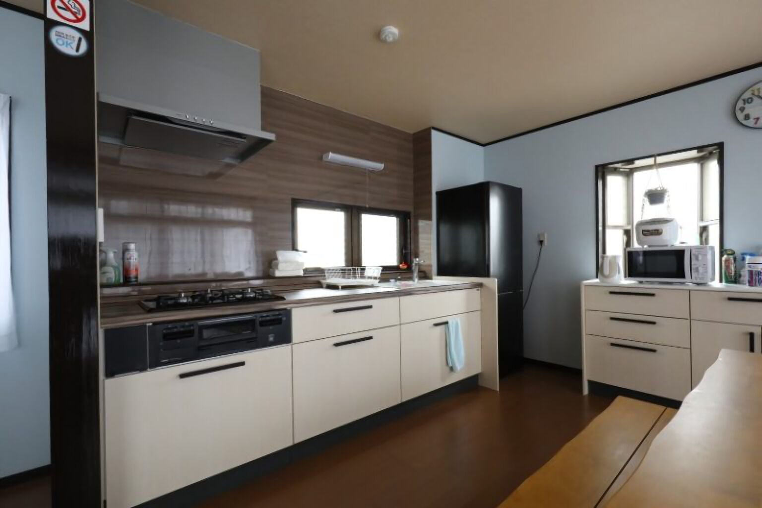 Geladeira, micro-ondas, cooktop, chaleira elétrica