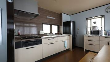 Geladeira, micro-ondas, cooktop, chaleira elétrica