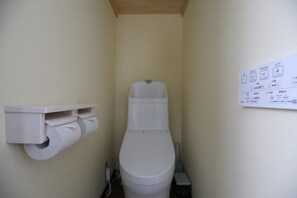 Jetted tub, hair dryer, bidet, towels - Only 1 pair per day ★ Large 8LDK villa for rent 5 min walk from Nakaminato Osakana Market. (Kaimoncho Hitachinaka)