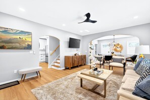 Smart TV - Luxurious, Modern Home in Pittsburgh's Mt. Washington Neighborhood (Pittsburgh)