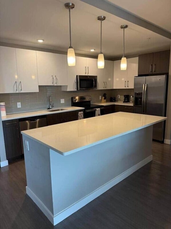 Kühlschrank, Mikrowelle, Herdplatte, Geschirrspüler