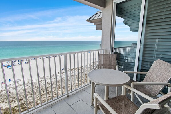 コンドミニアム ベッド (複数台) (Island Princess 709) | 屋外ダイニングエリア