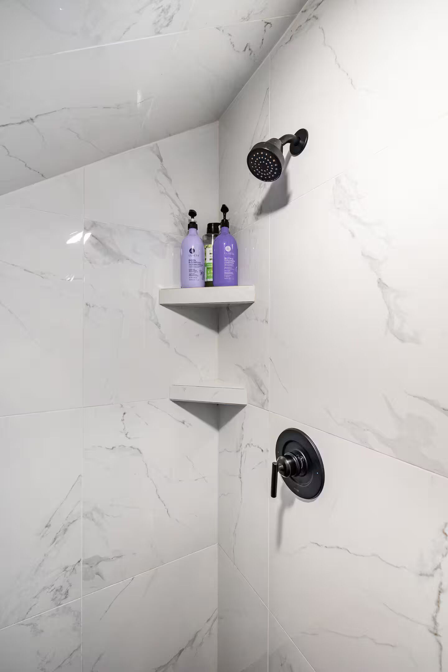 Douche, articles de toilette écologiques, séchoir à cheveux, bidet