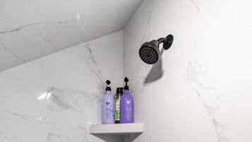 Douche, articles de toilette écologiques, séchoir à cheveux, bidet