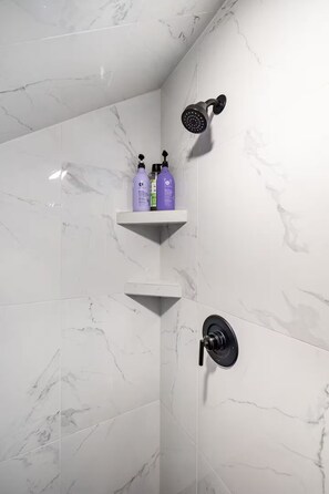 Shower, eco-friendly toiletries, hair dryer, bidet - Tranquil 1-bedroom studio loft in charming Virgin (Virgin)