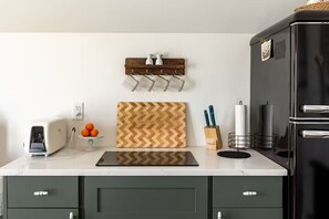 Kühlschrank, Mikrowelle, Herdplatte, Wasserkocher mit Kaffee-/Teezubehör