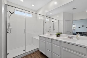 Towels, soap, toilet paper - Welcoming 4-bedroom house with comfort in Glendale (Glendale)