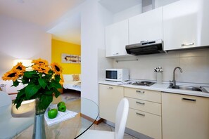 Refrigerador, microondas, placa de cocina, utensilios de cocina