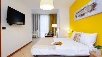 Een strijkplank/strijkijzer, wifi, beddengoed, rolstoeltoegankelijk